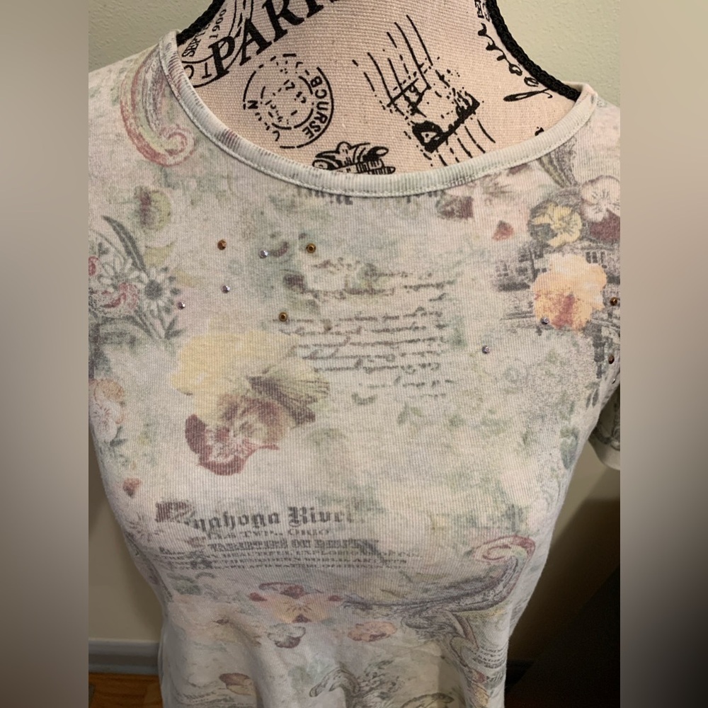 Cream and White graphic tea size small - Picture 4 of 6